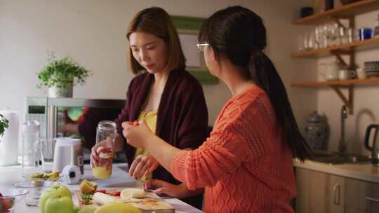 女孩厨房制作水果饮品