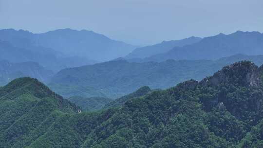 河南伏牛山山脉平顶山尧山层峦叠嶂的山峰