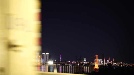 夜间开车行驶在城市道路夜晚城市车窗外风景