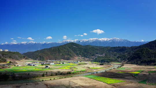 冬天雪山下的农田村庄