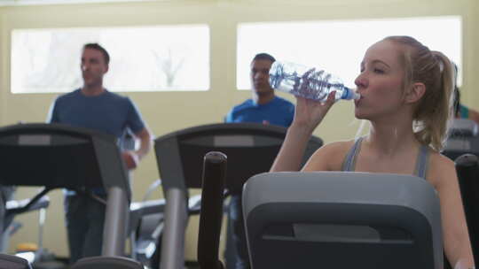 女人在健身房喝水视频素材模板下载