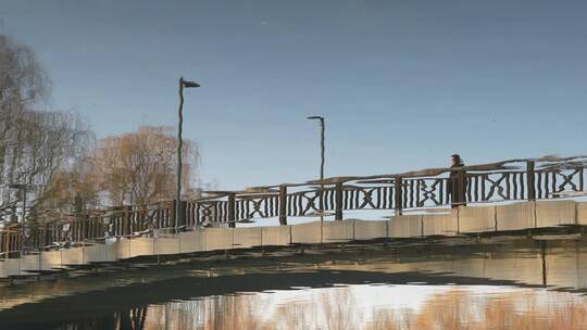 桥上行走的人   水面倒影桥上行走的人视频素材模板下载