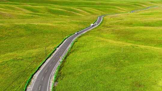 航拍伊昭公路汽车行驶