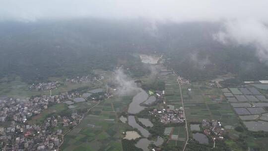 乡村雨雾航拍