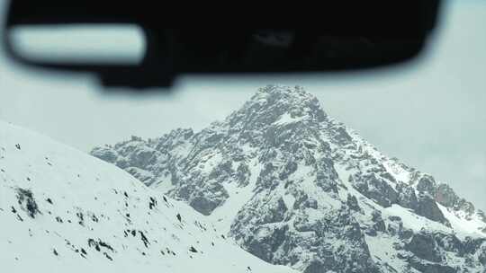 车窗外的雪山空镜头