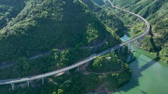 山区建在湖面上崎岖的道路