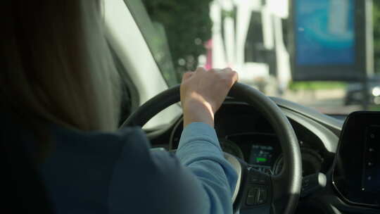 女女女女商人女司机驾驶汽车城市道路上班测