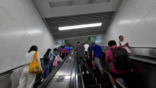 四川成都地铁站电梯上的乘客