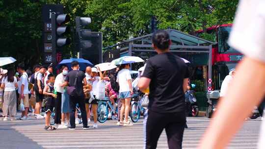 城市夏天暑假酷暑高温炎热街道人群人流汽车