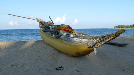 海滩上的传统黄色渔船
