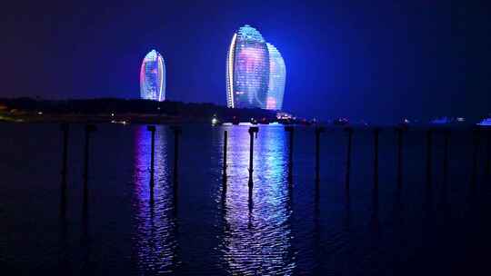 海南三亚夜晚凤凰岛海面灯光倒影夜景