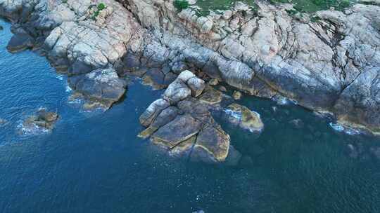 广东上川岛海岸线海浪拍打礁石航拍旅拍素材