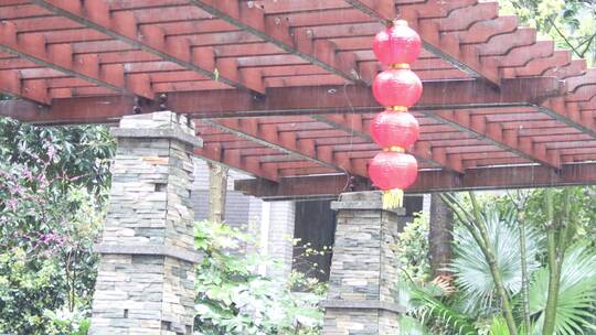 春天雨季大雨唯美雨中木棚实景