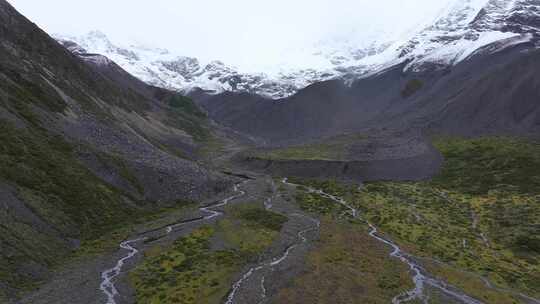 航拍四川贡嘎山区雪山河流生态风光