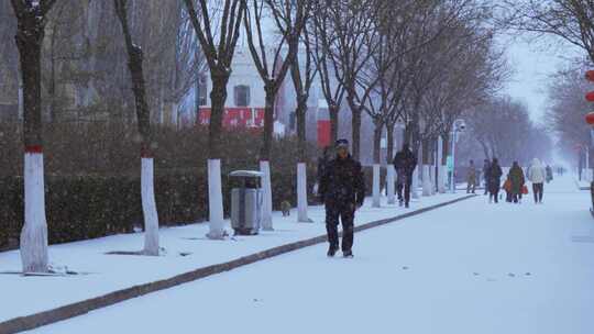 城市街道人文下雪雪景