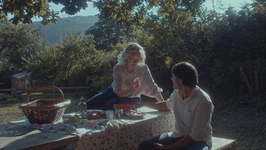 恋人在户外野餐吃西瓜视频素材模板下载