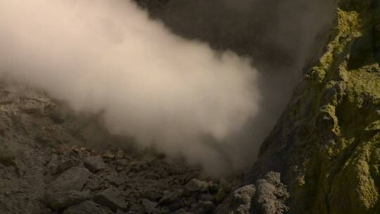 火山口的白色烟雾