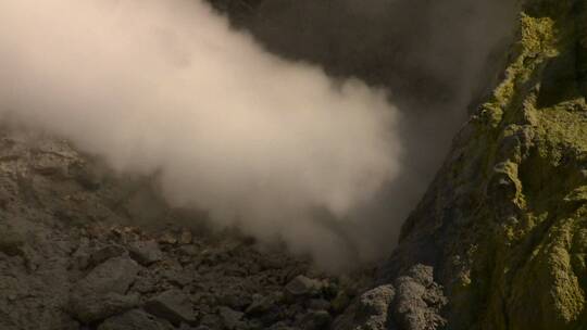 火山口的白色烟雾视频素材模板下载