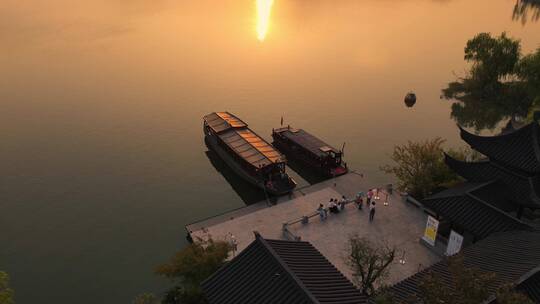 夕阳下的铜鉴湖