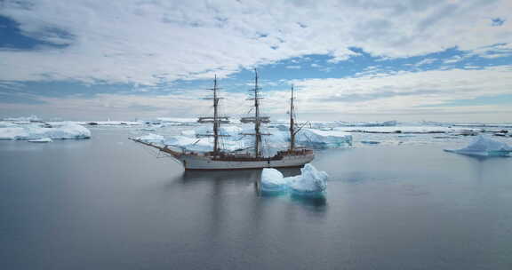 木制帆船在南极洲空中旅行