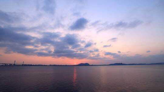 钱塘江畔的日出
