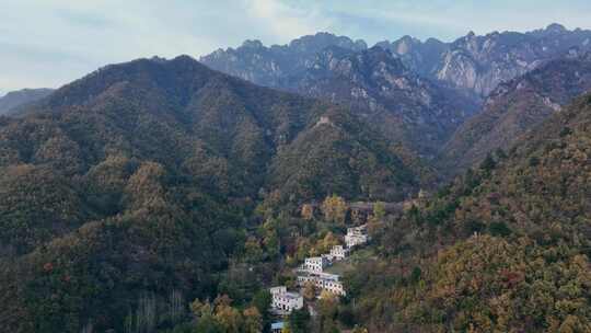 秋天大山里的村庄航拍