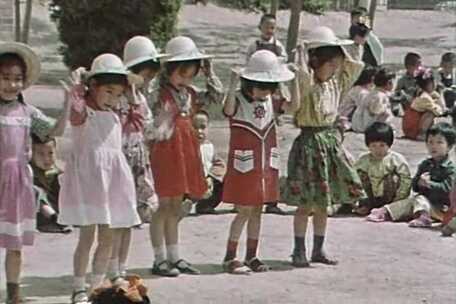 70年代初 北京 幼儿园小朋友歌舞表演