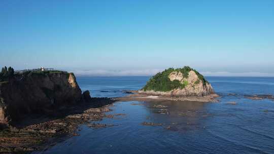 航拍从海边向大海深处飞去