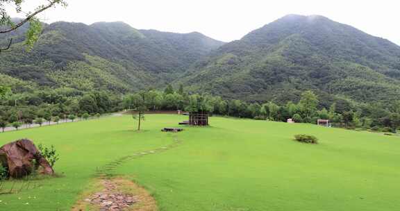 秀丽山庄农庄美丽大草坪高山生态景观