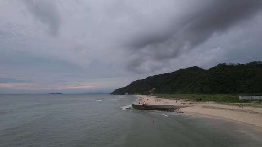 暴雨天的海岸