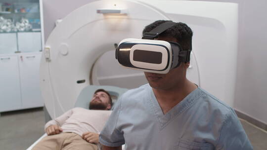 VR眼镜中的CT扫描技术视频素材模板下载