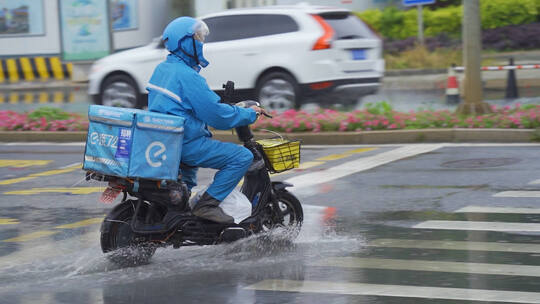 雨中的外卖小哥冒雨送外卖生活不易视频素材模板下载