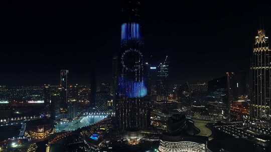 迪拜夜间灯光表演的哈利法塔鸟瞰图。