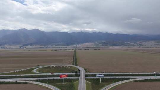 门源地区高速公路航拍全景