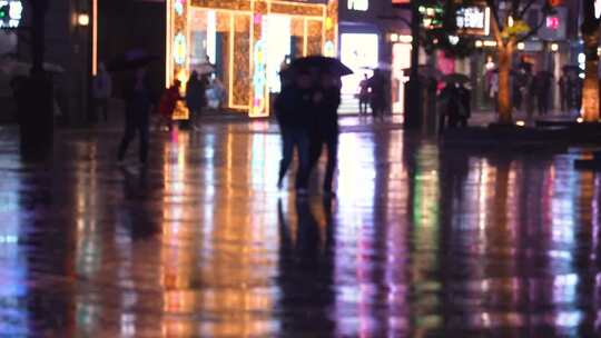 雨夜人群漫步走过街道