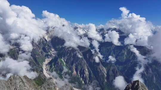 航拍云雾缭绕的贡嘎山卫峰爱德嘉峰雪山风光