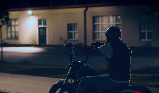 男人在城市里骑摩托