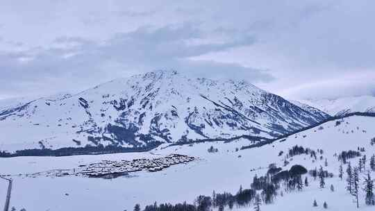 航拍新疆雪山风光