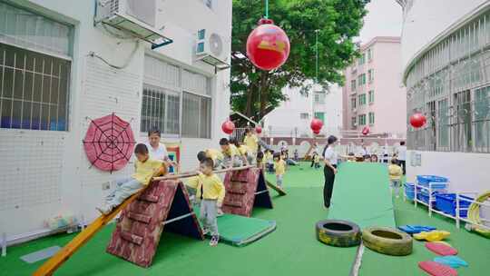 幼儿园小孩开心快乐的玩耍