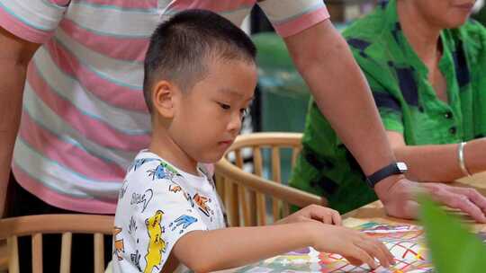 小学生在认真读书阅读