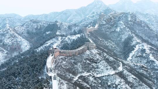 中国的长城和壮丽的山景冬季