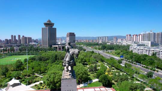 内蒙古呼和浩特成吉思汗广场雕像天际线航拍