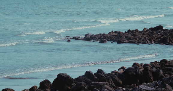 海浪冲上海岸打在礁石上