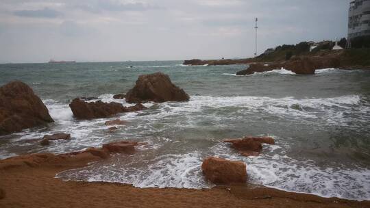 实拍大海海浪沙滩礁石