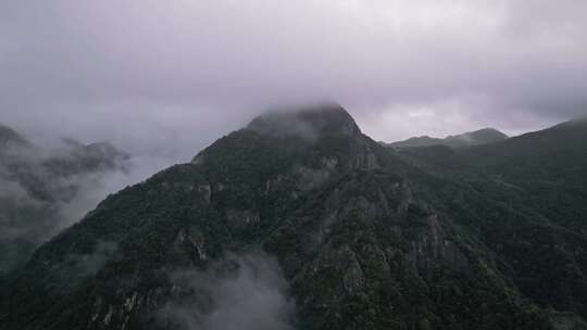 山高人为峰/云雾缭绕下的山峰