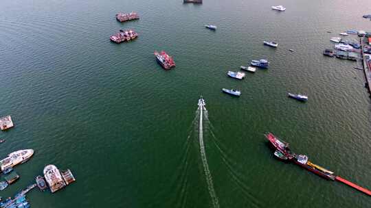 沿海城镇港口码头船只停泊的俯瞰景象