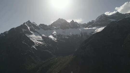 航拍毕棚沟森林雪山