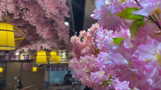 粉色樱花装饰搭配黄色灯笼的室内场景