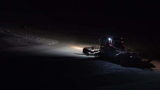 云顶滑雪场夜晚压雪车压雪工作画面