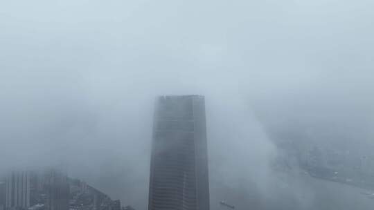 航拍雨后云雾缭绕的湖北武汉绿地中心大厦